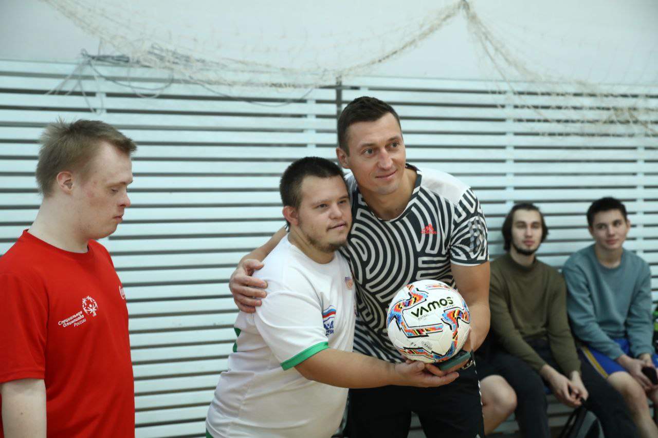 Александр Легков провел разминку для детей с особенностями развития в Казани